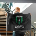 En mann bærer et flagg med klubblagets logo.