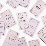 Visittkort med uthevet skrift som reklamerer for en boutique.