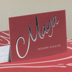 En bunke visittkort for en butikk med hevet sølvfolie.