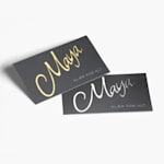 Visittkort med uthevet skrift som reklamerer for en detaljhandel, og som viser alternativer med sølv- og gullfolie.