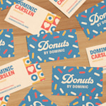 Forsiden og baksiden av flere matte visittkort av resirkulert materiale for en donut-butikk.