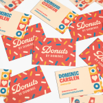 Forsiden og baksiden av ekstra tykke visittkort for en donut-butikk.