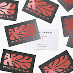 Forsiden og baksiden på et visittkort med UV-spot finish for en liten bedrift kalt Potolla.