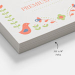 Et nærbilde av en bunke visittkort av hamp med et notat som viser en papirtykkelse på 325 g/m².