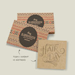 To visittkortdesign i kraftpapir for en frisørsalong: Det ene i en standard størrelse og det andre med kvadratisk design. Teksten viser at begge designene tilbys i kvadratiske og rektangulære formater.