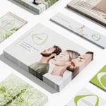 Reklamekort i ulike former og størrelser plassert side om side, designet for en yogabedrift