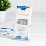 Een plastic DL-brochurehouder met een stapel brochures van een galerie.