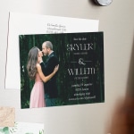 Een save-the-date-magneet op een koelkast met daarop een foto van een stel dat elkaar omhelst.