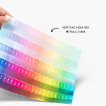 Een hand die een kleurenstaal vasthoudt om aan te geven dat klanten elke gewenste kleur kunnen kiezen om een metallic glans toe te voegen.