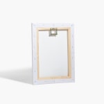De achterkant van een bedrukte foto op canvas met bijgevoegd materiaal om het op te hangen.