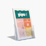 Flyers voor een hondenuitlaatservice in een plastic A4-brochurehouder.