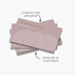 Een stapel soft-touch visitekaartjes voor een adviesbureau met een notitie die aangeeft dat ze gemaakt zijn van bijzonder, duurzaam papier en dat ze een 'fluweelachtige' laminering hebben.