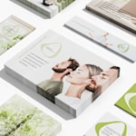 Verschillende custom kaarten in allerlei vormen en formaten die naast elkaar zijn opgesteld, ontworpen voor een yoga-evenement.