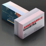 Twee stapels triplex visitekaartjes voor twee verschillende bedrijven.