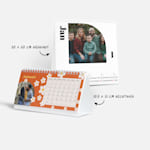 Een vierkante bureaukalender en een rechthoekige bureaukalender met foto's, met de opmerking dat de afmetingen 20 x 20 centimeter en 10,5 x 21 centimeter zijn.