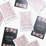 Parelmoer visitekaartjes voor een bloemenwinkel, waarvan de voor- en achterkant te zien zijn.
