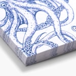 Een close-up van een stapel gerecycled matte visitekaartjes, voorzien van een ontwerp met een inktvis.