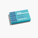 Een stapel triplex visitekaartjes voor een mede-restauranteigenaar die Jesse Monterey heet.