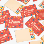 Ontwerpen voor de voor- en achterkant van diverse triplex visitekaartjes voor een donutshop.