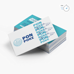 Een stapel binnen 1 werkdag bezorgde visitekaartjes voor een poké-restaurant naast een 24-uurspictogram, wat duidt op snelle bezorging.