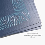 Weergave van dichtbij van visitekaartjes met spot-UV met glossy letters in reliëf voor een reflecterende, 3D-look.