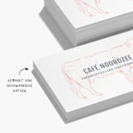 Visitekaartjes voor een luxe restaurant met een opmerking dat ze gemaakt zijn van hoogwaardig katoen.