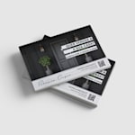 Uma pilha de postais personalizados a fazer publicidade a uma empresa imobiliária.