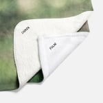 Duas mantas personalizadas: uma etiquetada como sendo feita de sherpa e a outra como polar.