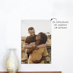 Uma impressão em acrílico que mostra a fotografia de maternidade de um jovem casal.