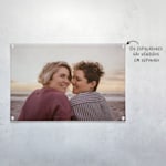 Uma impressão em acrílico que mostra um jovem casal na praia.