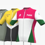 Três padrões diferentes para uma camisola de ciclismo totalmente personalizável para mulher, que promove três empresas ligadas ao ciclismo com um pormenor de design na parte da frente.