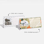 Dois calendários de mesa retangulares com fotografias, com uma nota a indicar que as opções de papel são papel mate padrão e papel premium brilhante.