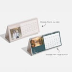 Dois calendários de mesa retangulares com fotografias a cores e uma nota a indicar que há designs para a casa e designs para o escritório. 