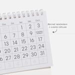 Uma quadrícula de calendário com uma nota a indicar que é possível adicionar aniversários e eventos especiais ao seu calendário personalizado. 