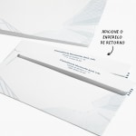 Envelopes personalizados para empresas, impressos com o endereço de um serviço de aconselhamento na aba, com uma nota onde se lê que pode adicionar o seu endereço de retorno.