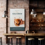 Uma moldura em tecido num café a anunciar as delícias mais recentes do menu.