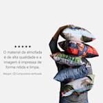 Uma pessoa a segurar uma pilha de almofadas com fotografias. Uma opinião de cliente sobre almofadas personalizadas diz o seguinte: "O material da almofada é de alta qualidade e a imagem é impressa de forma nítida e limpa."