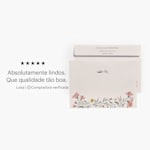 A frente e o verso de um envelope com motivos florais, o endereço do destinatário e do remetente, e o comentário de um cliente: “Absolutamente lindos. A qualidade é muito boa.”