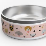 Uma tigela cor-de-rosa para cão personalizada com vários desenhos de cães, ossos e patas.