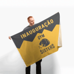 Um homem a segurar uma bandeira grande para a inauguração de um ginásio.