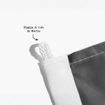 Grande plano do laço superior de uma bandeira com uma nota a indicar que esta parte deve ser fixada ao mastro.