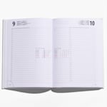 Uma agenda com capa dura aberta com uma nota a mostrar o marcador de livro e outra chamada de atenção sobre os cantos perfurados.