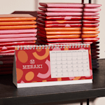 Calendário de mesa retangular de promoção de uma empresa de chocolates.