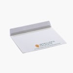 Um envelope empresarial aberto mostrando o logótipo da empresa e o Web site impressos no verso.