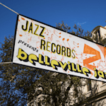 Uma lona publicitária opaca alusiva a um festival de jazz.