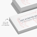 Cartões de visita para um restaurante de luxo com uma nota a indicar que são feitos de algodão de alta qualidade.
