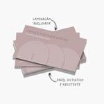 Uma pilha de cartões de visita de toque suave a publicitar uma empresa de consultoria com uma nota a indicar que são feitos com papel distinto e duradouro e têm uma laminação aveludada.