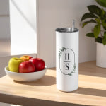 Copo de viagem personalizado impresso com um monograma.