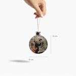 Uma bola de Natal personalizada com indicação das dimensões: 8 cm x 8 cm.