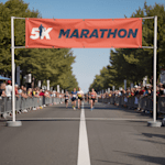 Um evento de corrida ao ar livre com uma lona publicitária personalizada de dupla face a promover uma maratona de 5 km.